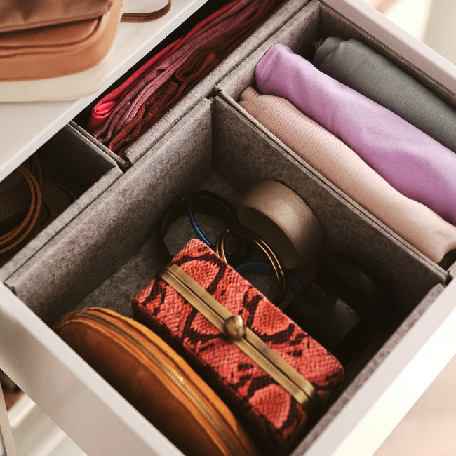 Armario compacto con organizador de armario IKEA, cajones y cestas para maximizar el espacio