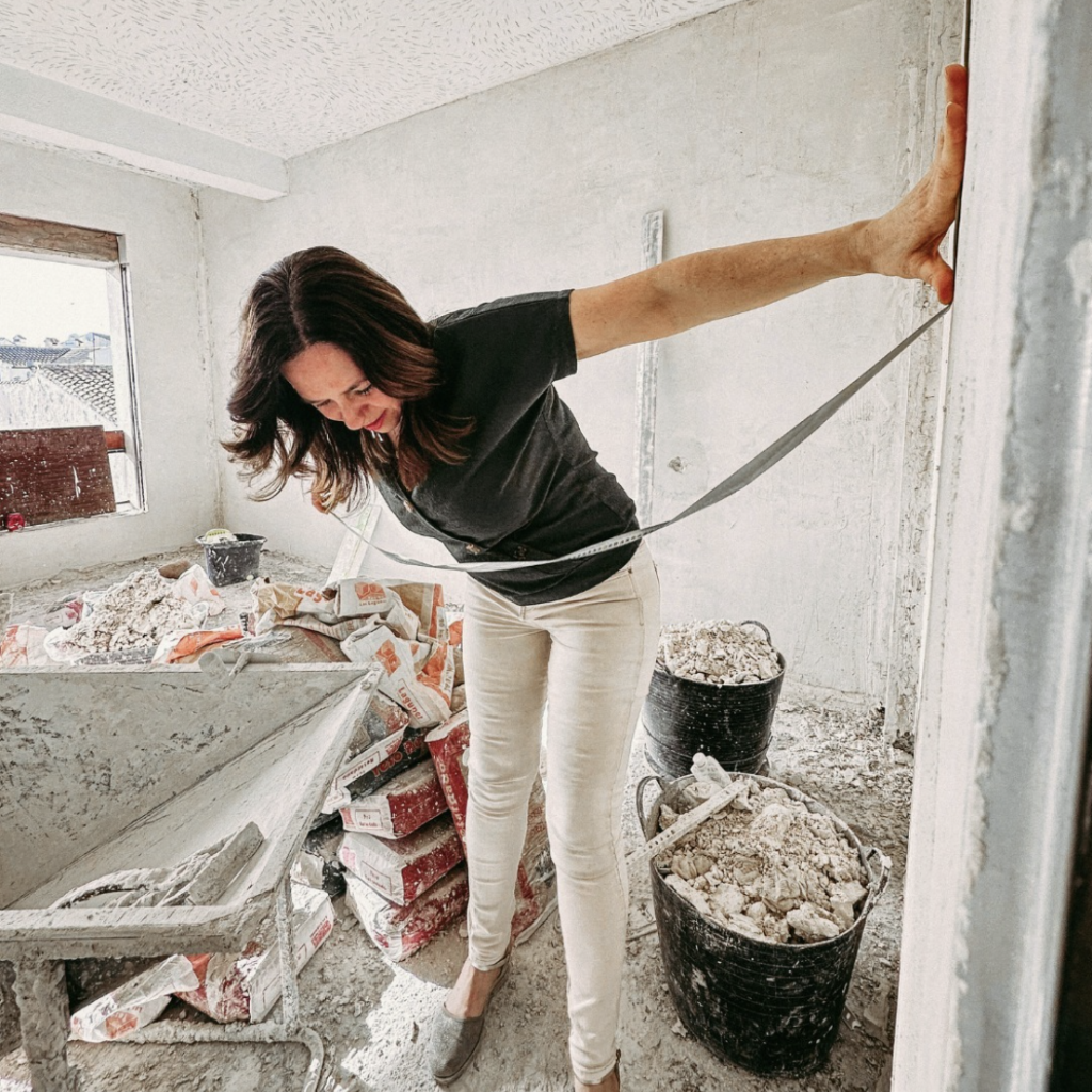 Organizadora profesional de espacios organizando un armario con cajas etiquetadas