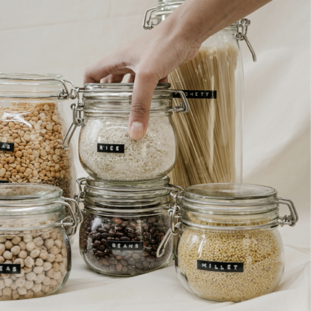 cocina moderna con estantes bien ordenados mostrando cocinas organizadas