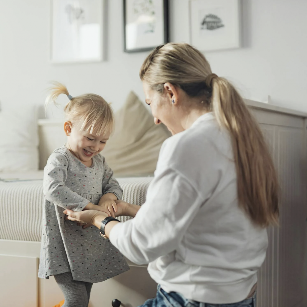 Mujer organizando su hogar y planificando su día con calma