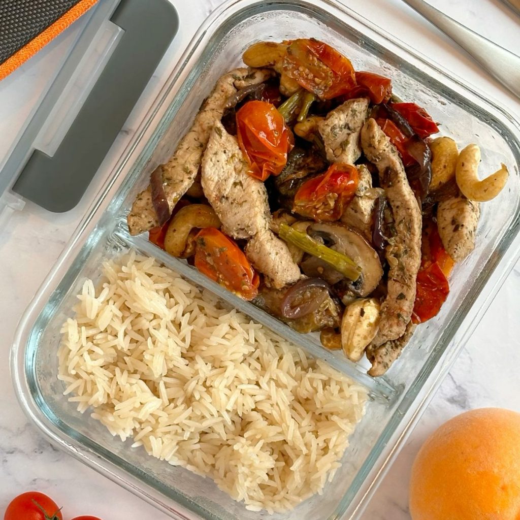 Tuppers reutilizables apilados con verduras frescas