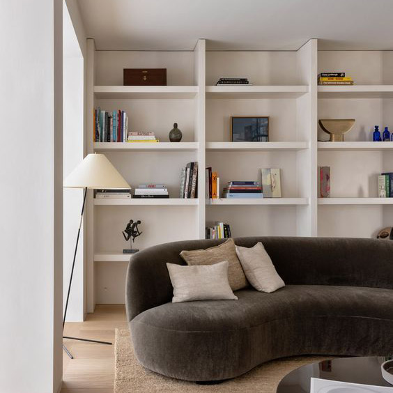 Hogar ordenado y organizado con cajas y etiquetas