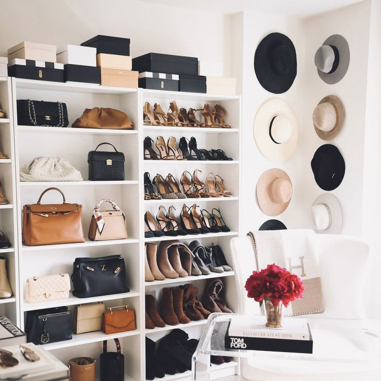 Mujer organizando sus zapatos en una solución de almacenamiento inteligente