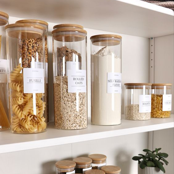 Cocina organizada con estanterías abiertas y envases etiquetados