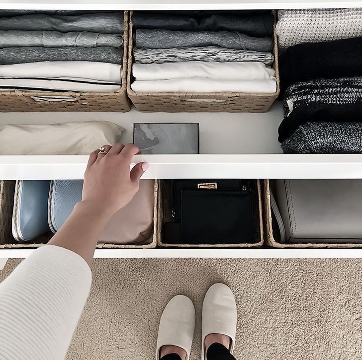 Cajón ordenado con camisetas dobladas verticalmente