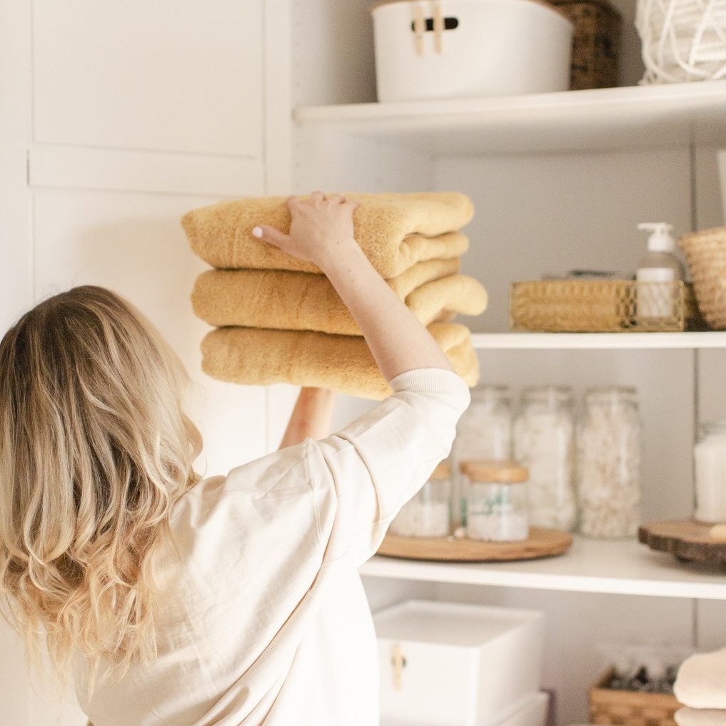 persona organizando su hogar de forma eficiente y sin estrés