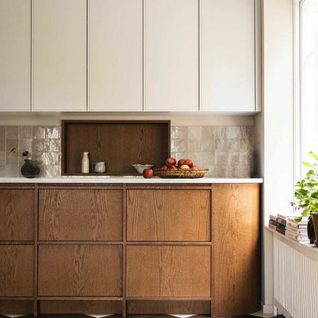 Cocina perfectamente organizada con estantes, frascos etiquetados y utensilios ordenados