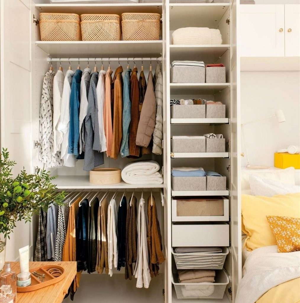 Organizadores de armario bien distribuidos en un clóset moderno