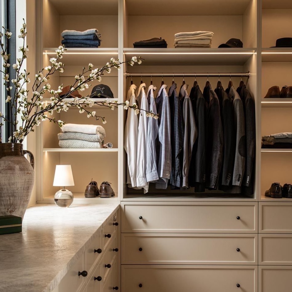 Armario organizado con ropa colgada por colores y cajas etiquetadas