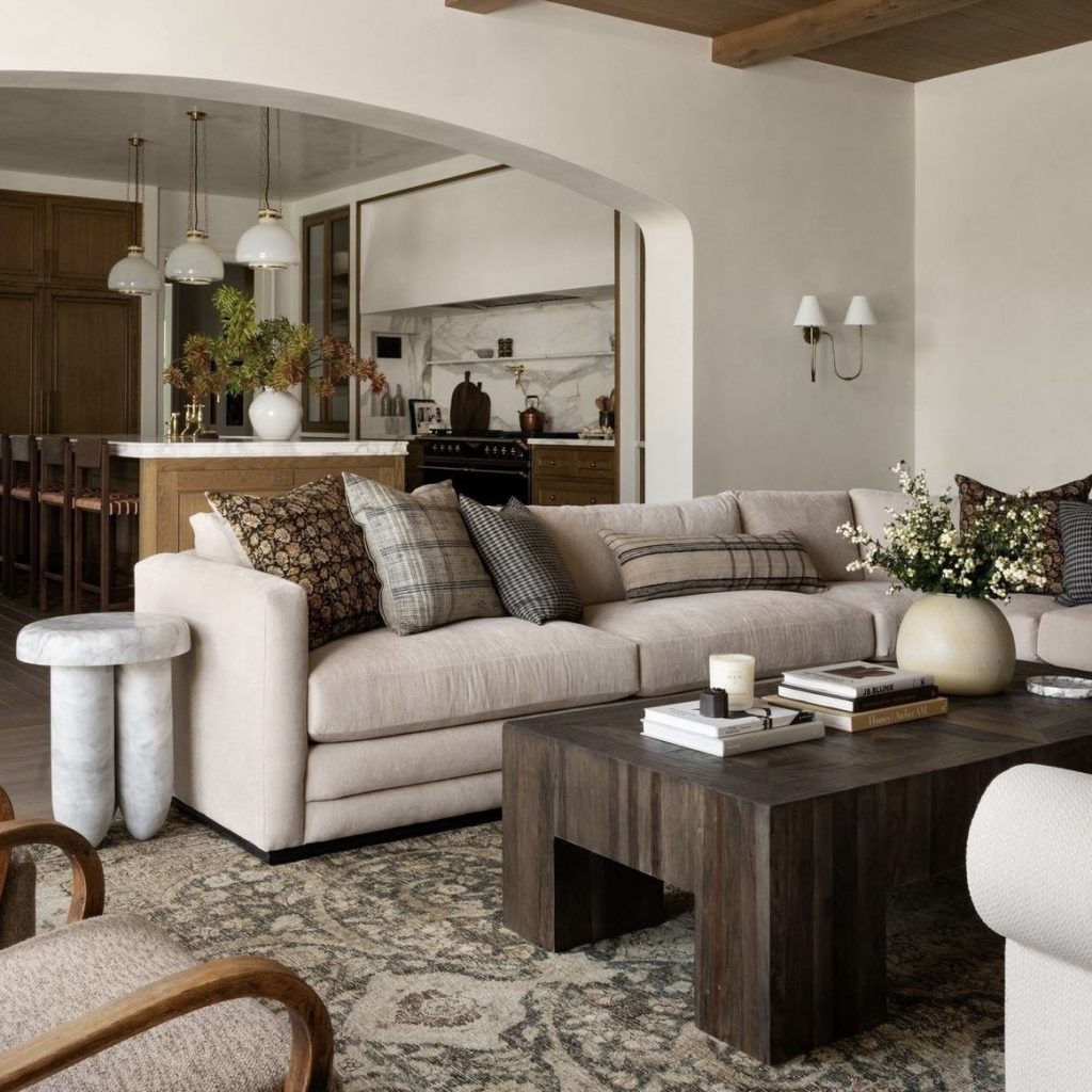 salón ordenado con cajas y etiquetas, aplicando un método paso a paso para organizar una casa desordenada