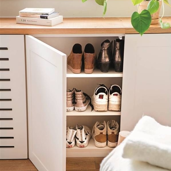 Zapatos organizados en poco espacio de un armario