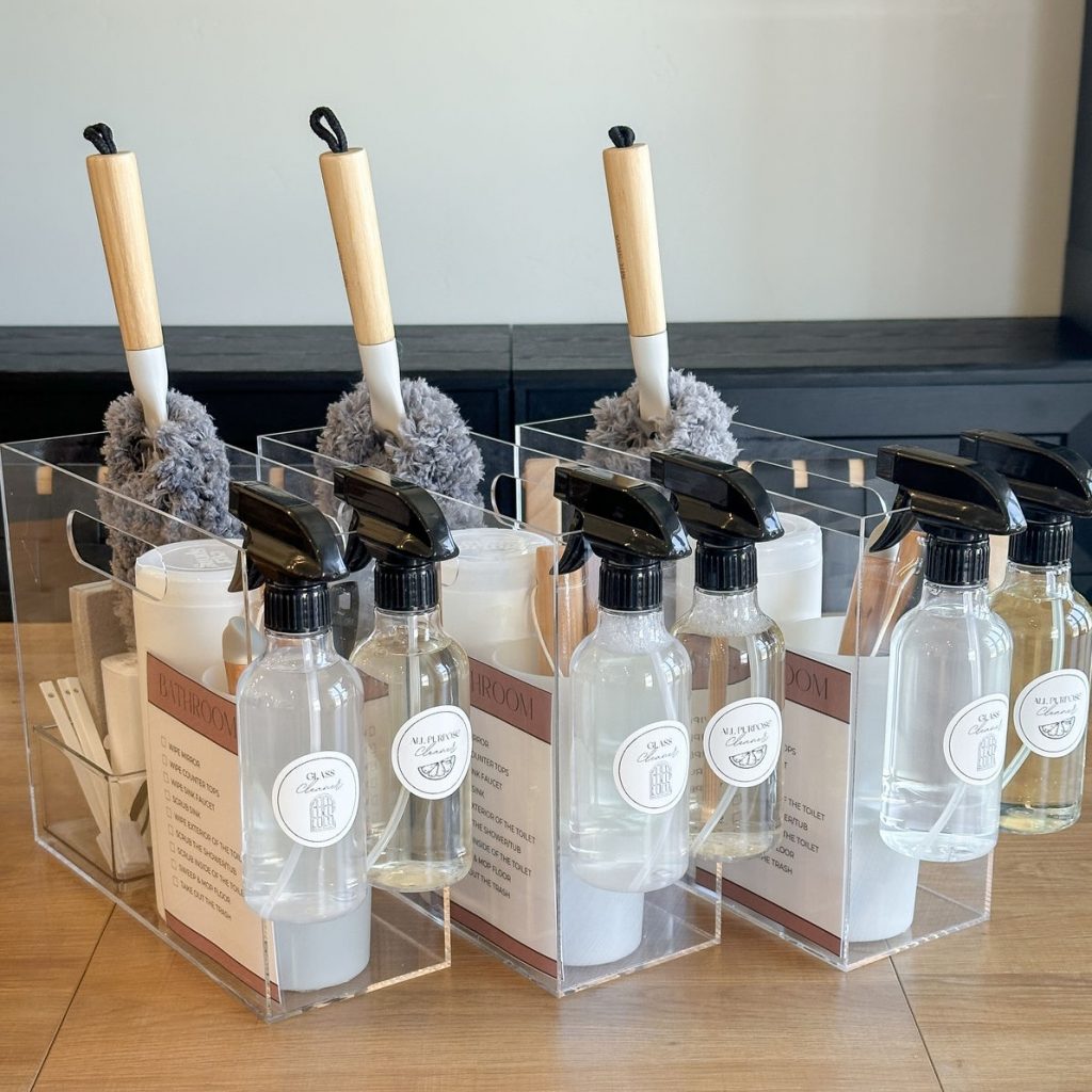 Organizadores de productos de limpieza en un armario ordenado