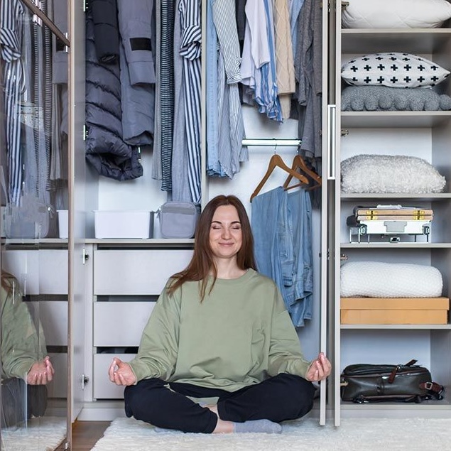 Ropa ordenada en el armario después del cambio de temporada